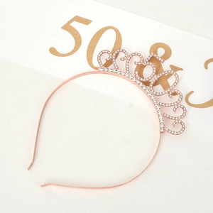 Gros plan du diadème 50e anniversaire en or rose avec strass et carte décorative