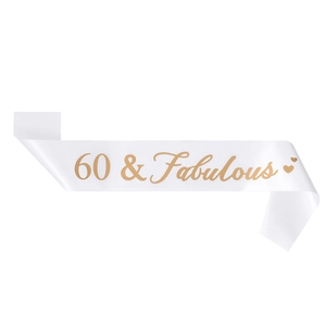 Gros plan de l'écharpe d'anniversaire en satin blanc avec texte doré 60 & Fabulous