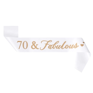 Détail de l'écharpe d'anniversaire en satin blanc avec texte doré 70 & Fabulous
