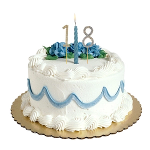 Détail de bougies d'anniversaire numéro 18 à paillettes sur un gâteau à crème bleue
