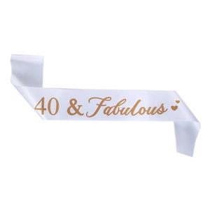Détail de l'écharpe en satin blanc avec lettrage doré 40 & Fabulous et cœur