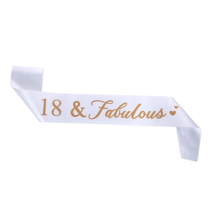 Détail de l'écharpe en satin blanc avec lettrage 18 and Fabulous en or rose et cœurs
