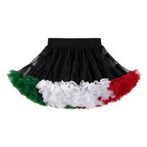 Detail eines schwarzen Tutu-Rocks für Mädchen mit grün, weiß und rot gestuften Tüllrüschen