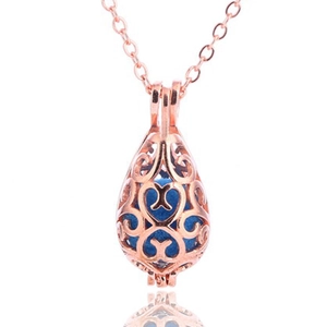 Collana a goccia in oro rosa con ciondolo aromaterapia e pietra lavica blu su sfondo bianco