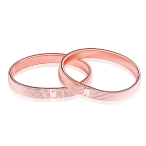 Detailansicht roségoldener elastischer Ärmelhalter mit polierter Metallscheibe und Feder