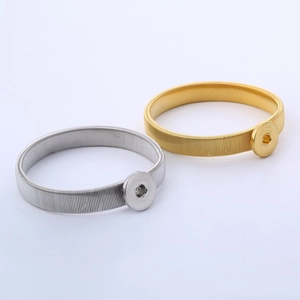Elastic metal armbands for men in gold and silver finish with minimalist industrial design