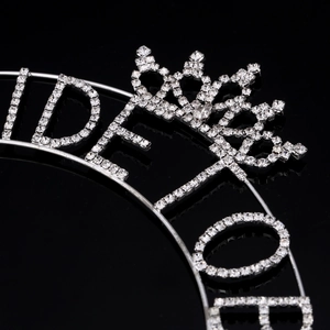 Cerchietto Bride to Be in argento con strass scintillanti su sfondo nero riflettente