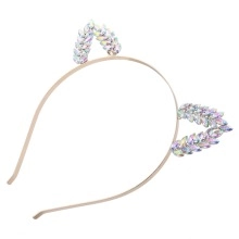 Vue détaillée du serre-tête oreilles de chat avec strass irisés et base en métal