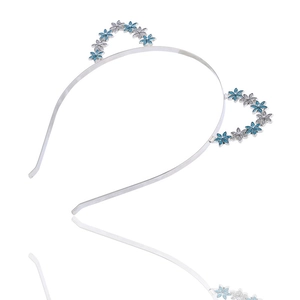 Détail d'un serre-tête oreilles de chat avec fleurs en strass bleus et blancs sur métal