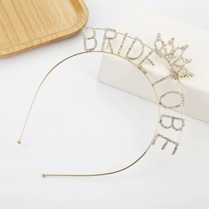 Dettaglio del cerchietto dorato Bride to be con cristalli brillanti e coroncina