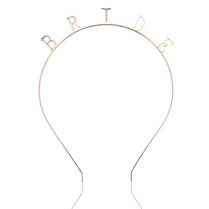Détail du serre-tête en or rose avec lettres Bride pour accessoire de mariée