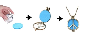 Guida che mostra come aggiungere profumo alla collana diffusore di aromi in bronzo pace