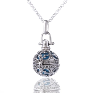 Collana a sfera cava per profumo con pietra lavica blu e pavé di cristalli su fondo bianco