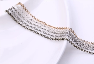 Dettaglio di catene rolo in metallo nei colori oro, argento e bronzo per creazione gioielli
