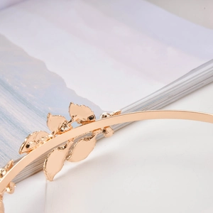 Serre-tête de mariée doré élégant avec feuilles métalliques et finition polie