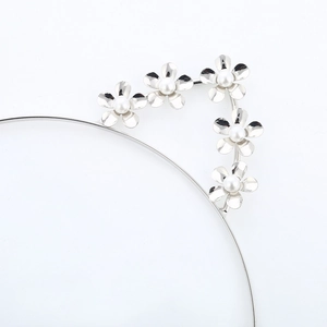 Serre-tête oreilles de chat argenté avec fleurs métalliques et perles blanches
