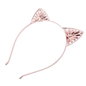 Dettaglio del cerchietto con orecchie di gatto in oro rosa e cristalli scintillanti