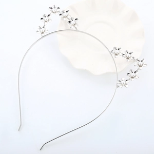 Serre-tête oreilles de chat argenté avec perles et fleurs sur plat céramique
