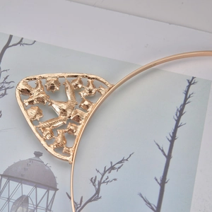 Makroaufnahme von Katzenohr-Haarreif in Gold mit detaillierter Hohl-Filigranarbeit