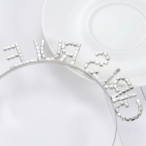 Detailansicht des silbernen Kristall-Haarreifs mit GIRLS RULE Strass-Buchstaben auf Porzellan