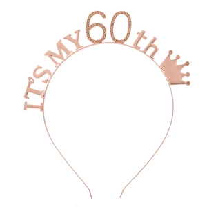 Roségouden haarband voor 60e verjaardag met tekst It's My 60th en strassteentjes