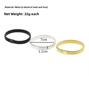 Λεπτομερής όψη ελαστικών μεταλλικών περιβραχιόνιων σε μαύρο ασημί και χρυσό χρώμα