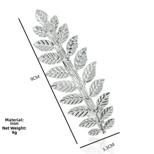 Détail de pince à cheveux feuille argentée montrant la longueur de 9cm et le fer