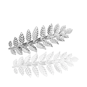 Barrette feuille argentée élégante avec nervures sur une surface réfléchissante