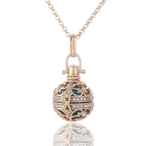 Collier bola de grossesse doré évidé avec perle bleue et cristaux blancs étincelants