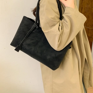 Bolso tote negro minimalista en acabado mate con correas largas para mujer