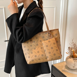 Bolso tote marrón con estuche a juego y elegante estampado de monograma