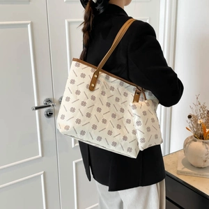 Bolso tote de invierno 2025 con monograma de trébol rojo y asas de cuero marrón