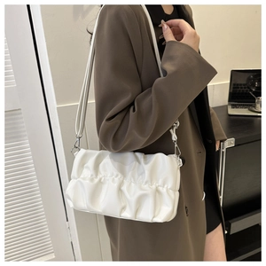Vue détaillée du sac à main blanc plissé style nuage avec fine bandoulière chic