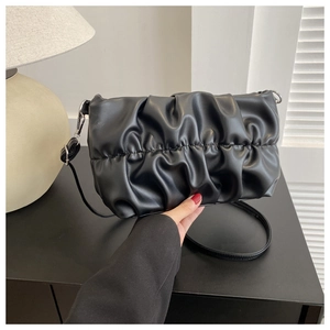 Vue détaillée du sac nuage noir plissé en cuir PU souple avec fine bandoulière noire