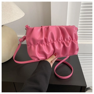 Détail du sac nuage plissé rose en similicuir souple avec une fine bandoulière réglable