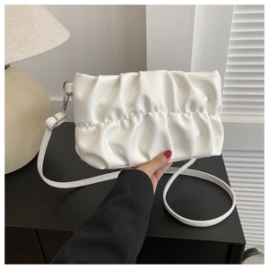Détail du sac plissé blanc montrant la texture du cuir PU souple et les crochets argentés