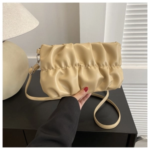 Détails du sac nuage plissé beige montrant la texture douce et la fine bandoulière