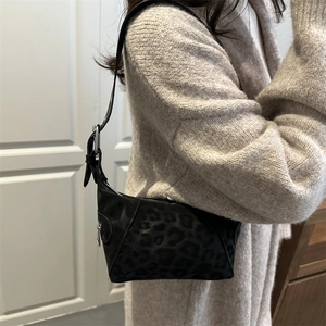 Fashionable hobo shoulder bag with leopard print and adjustable strap in winter style
