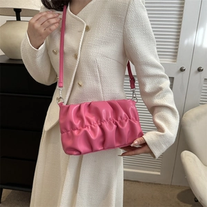 Sac bandoulière plissé rose chic pour femme avec bandoulière réglable et détails argent