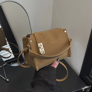 Borsa a Tracolla Donna Vintage Opaca in Pelle PU Borsa Quadrata alla Moda con Serratura in Metallo Borchie a Spalla