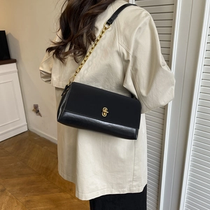 Minimalistische schwarze Damen-Umhängetasche mit goldener Metallschnalle und Kettengurt