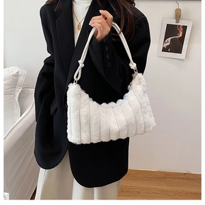 Détail du sac blanc en peluche avec fausse fourrure plissée et bandoulière à nœud élégant