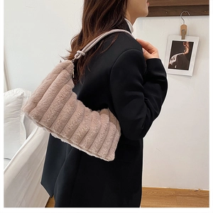 Détail d'un sac porté épaule en peluche matelassée beige avec fine bandoulière en cuir