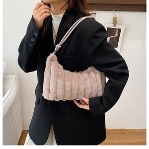 Détail du sac à bandoulière rose pelucheux avec texture plissée et sangle nouée