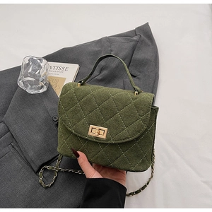 Détail du sac à main matelassé en daim vert foncé avec fermoir rotatif doré
