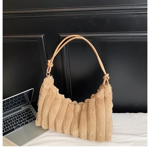 Gros plan du sac croissant en fausse fourrure kaki avec rayures et bandoulière cuir