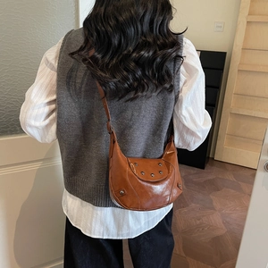 Sac sous le bras demi-cercle marron vintage avec finition cirée et rivets argentés