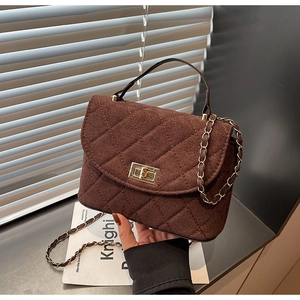 Détail du sac bandoulière en velours matelassé marron avec fermoir doré et anse