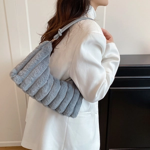 Sac hobo chic en fausse fourrure grise avec texture rayée et bandoulière en cuir souple