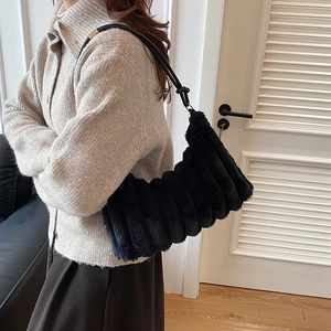 Sac sous le bras chic en fausse fourrure noire rayée pour femme avec bandoulière